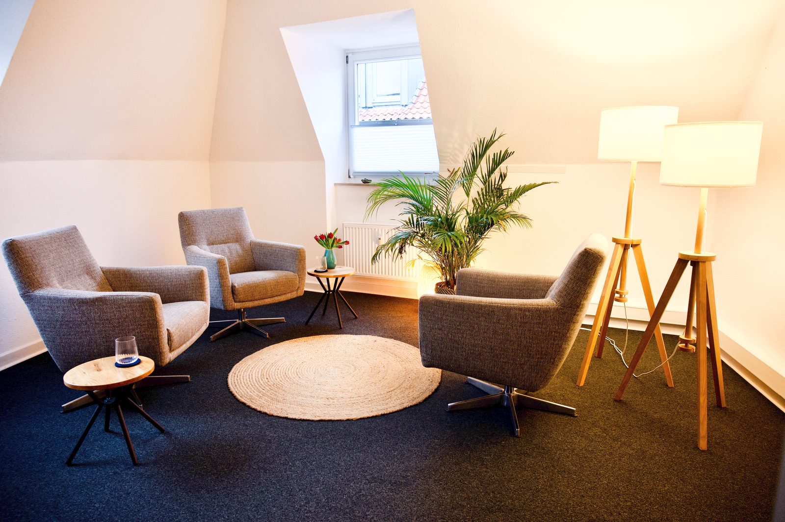 Praxisraum der Paar- und Sexualtherapie Meyer zu Gellenbeck &mdash; Sesselkreis im Dachgeschoss
